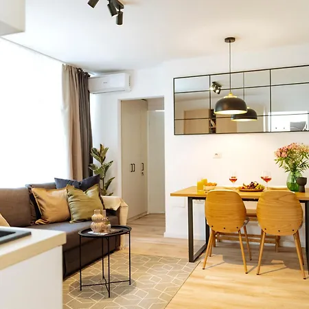 Luna - Romana Square Apartment