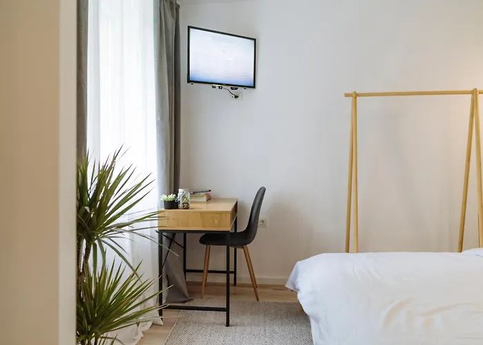 Luna - Romana Square *